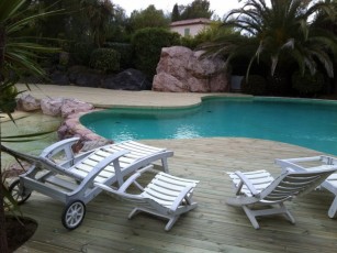 Terrasse piscine en pin autoclavé avec contre marche intérieur à Saint Raphael (Var 83)