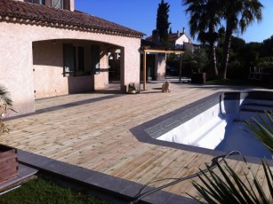 Terrasse piscine  en Pin autoclave avec contours en pierre de lave à Puget sur argent (Var 83)