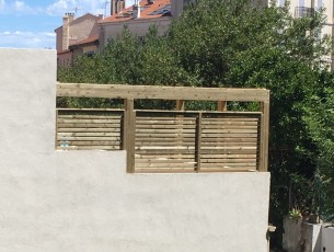 Pergola minimaliste sur mesure avec couverture en toile et palissade en bois à Cannes(alpes maritimes 06)