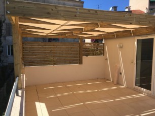 Pergola minimaliste sur mesure avec couverture en toile et palissade en bois à Cannes(alpes maritimes 06)
