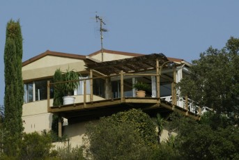 Terrasse suspendue en bois autoclavé sur pilotis à Roquebrune sur argens (var 83)