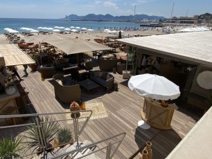 Réalisation des terrasses en ipé et des toitures en Teck de la plage du Gray d'Albion à Cannes, Alpes Maritimes, 06