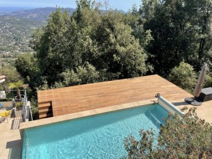 Réalisation d'une terrasse en bois, ipé, autour d'une piscine avec marches d'accès à Speracedes, Alpes  Maritimes, 06