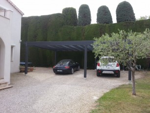 Abris voiture contemporain en bois pour 3 voitures avec couverture polycarbonate translucide à Valbonne (Alpes maritimes 06)