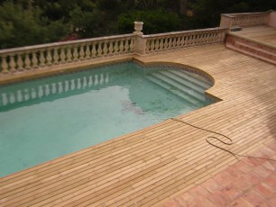 Terrasse de piscine en pin autoclavé avec contre marche intérieur à Sainte maxime (Var 83)