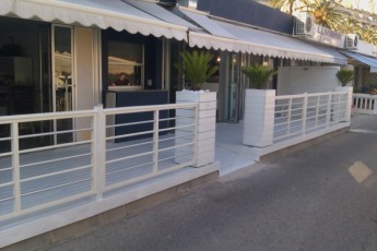 Terrasse bois en pin autoclavé coloré en blanc craie restaurant Port Garavan à Menton (Alpes maritimes 06)