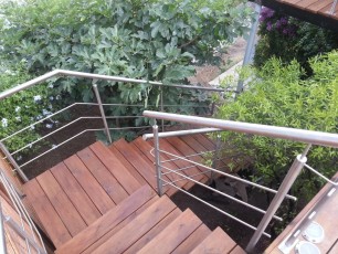 Exemple de réalisation d'un escalier moderne en bois et inox à Villefranche sur mer (alpes maritimes 06)