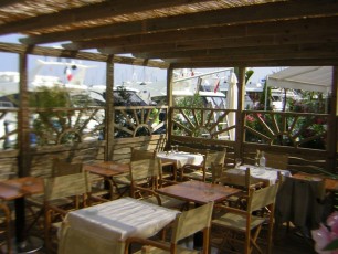 Pergola en bois pour terrasse de restaurant avec couverture en cannisses à Villefranche sur mer (alpes maritimes 06)