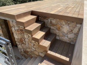 Réalisation d'une terrasse en bois, ipé, autour d'une piscine avec marches d'accès à Speracedes, Alpes  Maritimes, 06